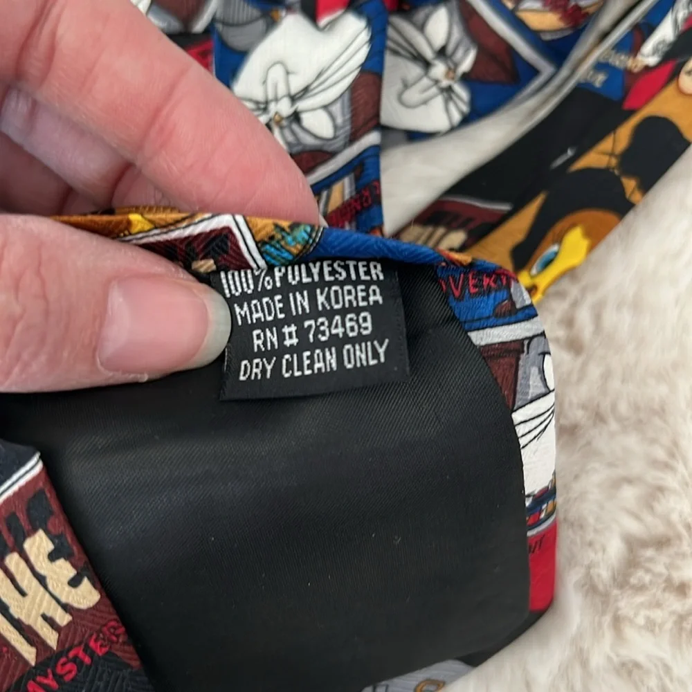 Vintage LOONEY TUNES 1997 Detective Mystery Themed Bugs Bunny Cartoon Tie